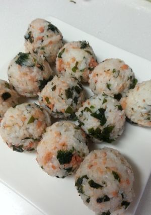 鮭ワカメおにぎり-レシピのメイン写真