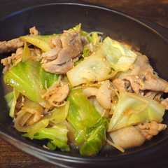 A picture of 豚肉とキャベツの味噌煮込み.