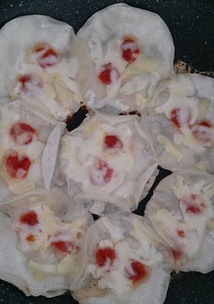 カリカリモチモチ餃子の皮ピザ-レシピのメイン写真