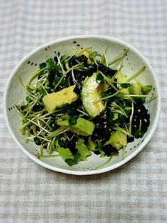簡単1品☆アボカドとかいわれ大根の和え物-レシピのメイン写真