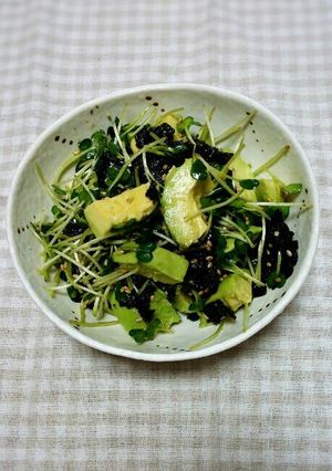 簡単1品☆アボカドとかいわれ大根の和え物-レシピのメイン写真