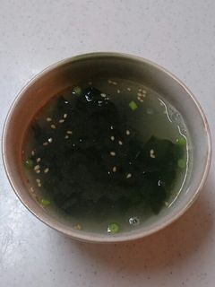 お湯を注ぐだけ簡単ウエイパーわかめスープ-レシピのメイン写真