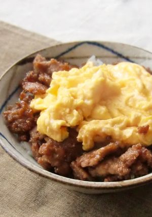 豚ひき肉のゴロゴロそぼろとふんわり卵丼-レシピのメイン写真