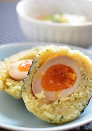 半熟煮たまごでばくだんカレーおにぎり-レシピのメイン写真