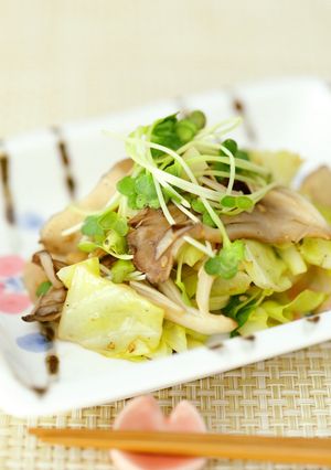 柔らか春キャベツとキノコの胡麻風味ソテー-レシピのメイン写真