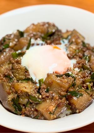 簡単！ご飯がすすむ！なすとひき肉とニラの甘辛丼-レシピのメイン写真