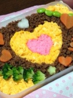 バレンタインに!愛情いっぱいそぼろ弁当-レシピのメイン写真