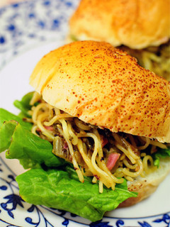 とんこつ塩焼きそばバーガー-レシピのメイン写真