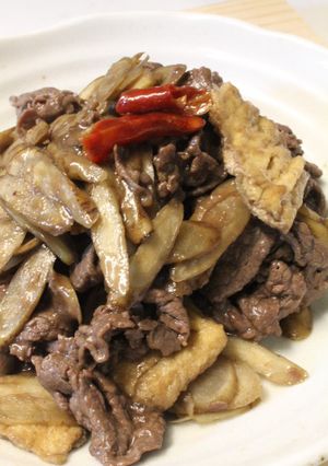 フライパンで塩麹牛肉ごぼう油揚げの炒め煮-レシピのメイン写真