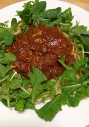 ルッコラ添えトマトソースパスタ-レシピのメイン写真