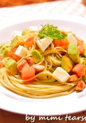 チーズと焼きアボカドのバジルトマトパスタ-レシピのメイン写真