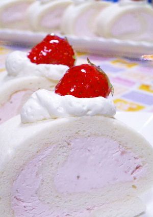 ふわふわ♥白いロールケーキの苺クリーム♪-レシピのメイン写真