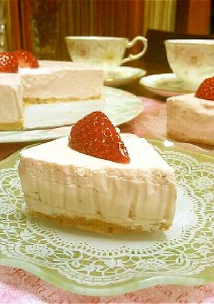 苺in桜色のチーズケーキ-レシピのメイン写真