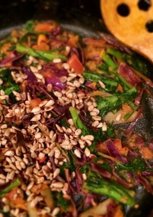 春菊と紫キャベツのスパイス炒め-レシピのメイン写真