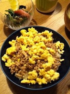 家族に大人気☆鶏そぼろ丼-レシピのメイン写真