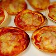 笑ってしまうくらい超簡単!餃子の皮ピザ