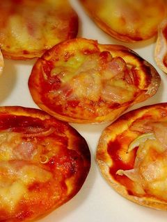 笑ってしまうくらい超簡単!餃子の皮ピザ-レシピのメイン写真