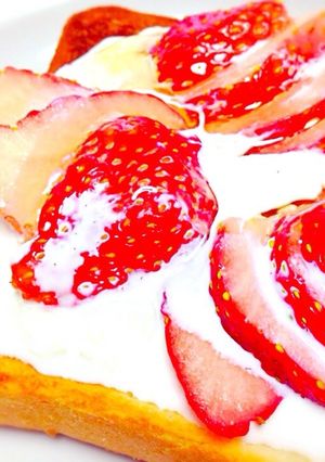 ヘルシー美味しい☆くり〜みぃ苺トースト-レシピのメイン写真