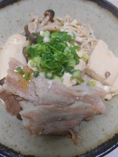 豚ばら肉と豆腐ときのこ煮の丼ぶり-レシピのメイン写真