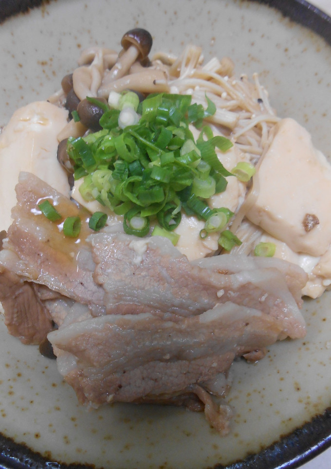 豚ばら肉と豆腐ときのこ煮の丼ぶり-レシピのメイン写真