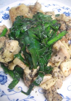簡単ですぐできる*ニラと鶏肉の黒ゴマ炒め-レシピのメイン写真