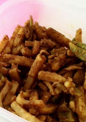 ﾌﾞﾛｯｺﾘｰの茎ｶﾚｰ炒め-レシピのメイン写真