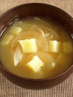 じゃがいもとたまねぎのみそ汁-レシピのメイン写真