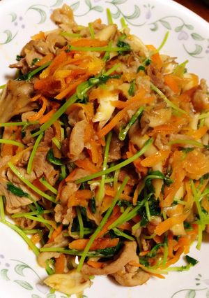 豚肉、舞茸、人参、豆苗の炒め物-レシピのメイン写真