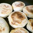 フライパンで イングリッシュマフィン。