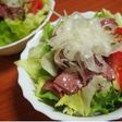パストラミビーフと玉ねぎのグリーンサラダ