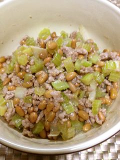 納豆・セロリ・豚ひき肉のゴマダレ炒め♪-レシピのメイン写真
