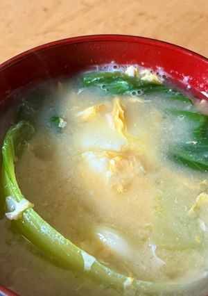 大きく切った小松菜と卵の味噌汁-レシピのメイン写真