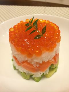 簡単ひな祭り☆イクラとアボガド寿司ケーキ-レシピのメイン写真