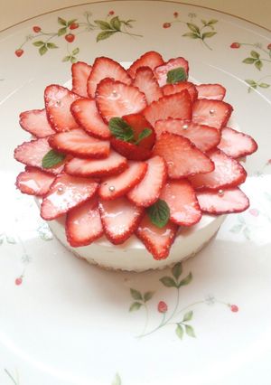 イチゴのお花レアチーズムースケーキ-レシピのメイン写真