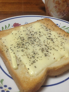 チーズと粗挽き黒胡椒のカリッとトースト♡-レシピのメイン写真