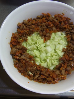 うちの夕飯 簡単*いろどりそぼろ丼*-レシピのメイン写真
