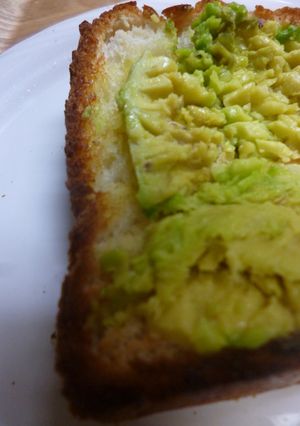 焼きアボガドをのせたトースト-レシピのメイン写真