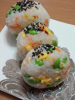 お弁当にも!春色おにぎり(*˘︶˘*)-レシピのメイン写真