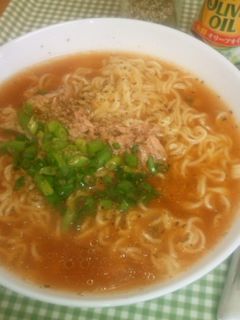 袋ラーメンでスープパスタ『ツナ&バジル』-レシピのメイン写真