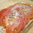 ホットトマトの粉チーズがけ