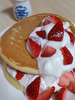 簡単♡苺 パンケーキ チョコソースがけ-レシピのメイン写真