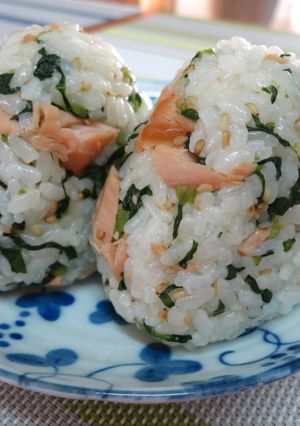 鮭と大根葉のごまたっぷり混ぜ込みおにぎり-レシピのメイン写真