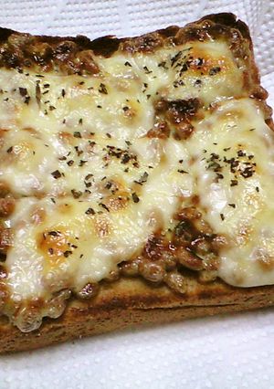 納豆チーズトースト、タバスコで-レシピのメイン写真