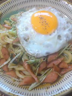 魚肉ソーセージは笹掻きで 焼きうどん-レシピのメイン写真