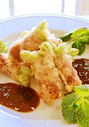 生ハムとたらの芽のフリット苺のソースで♪-レシピのメイン写真