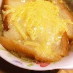 รูปของ 食パンで簡単オニオングラタンスープ