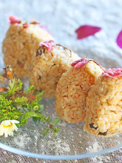春飯◎ふきのとうとにんじんの桜おにぎり-レシピのメイン写真
