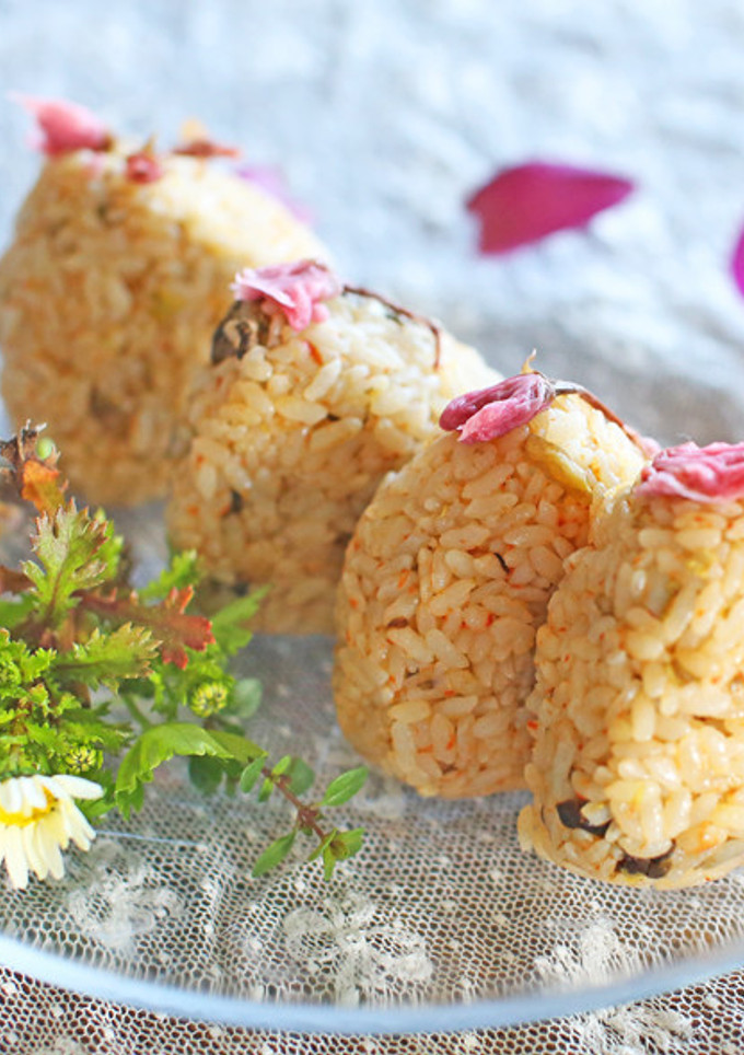 春飯◎ふきのとうとにんじんの桜おにぎり-レシピのメイン写真