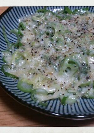 簡単♪　1分おつまみ♪　ネギのチーズ乗せ-レシピのメイン写真