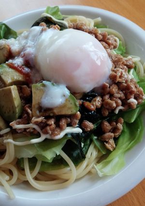 野菜たっぷり納豆温玉アボカドパスタ-レシピのメイン写真